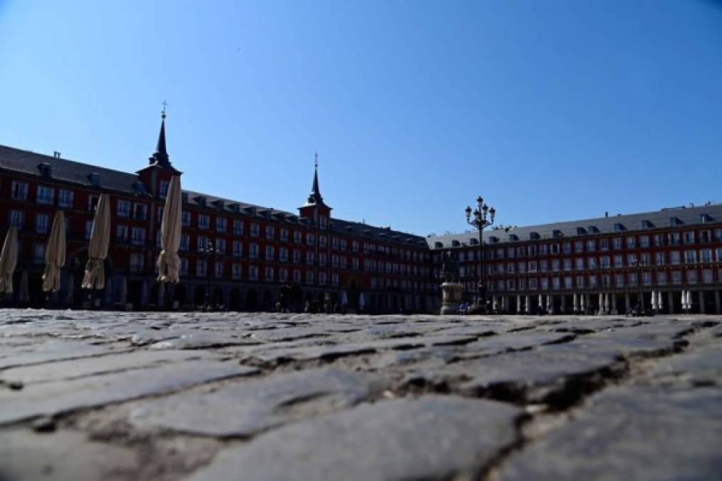 Las terrazas de los restaurantes permanecen cerradas en la generalmente abarrotada Plaza Mayor en el centro de Madrid.