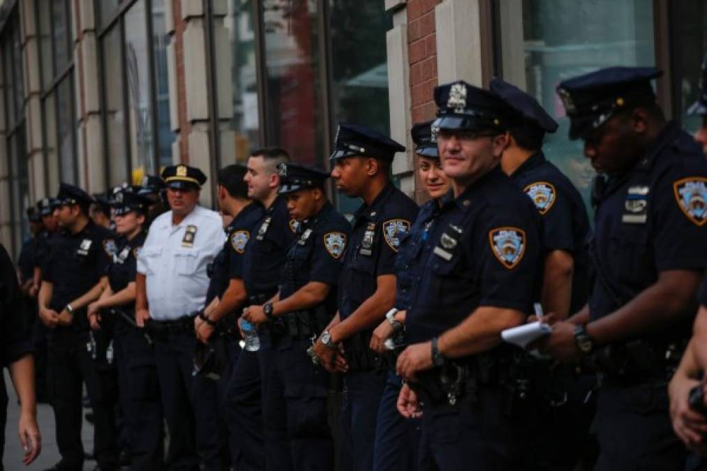Agentes de la policía vigilan la sede de la ONU en Nueva York.