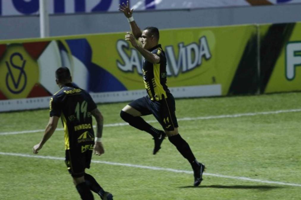 Secuencia del tremendo festejo del mexicano Omar Rosas tras su golazo contra la UPN.