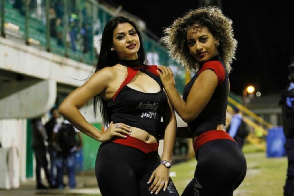 Estas dos edecanes engalanaron al estadio Excélsior con su belleza.