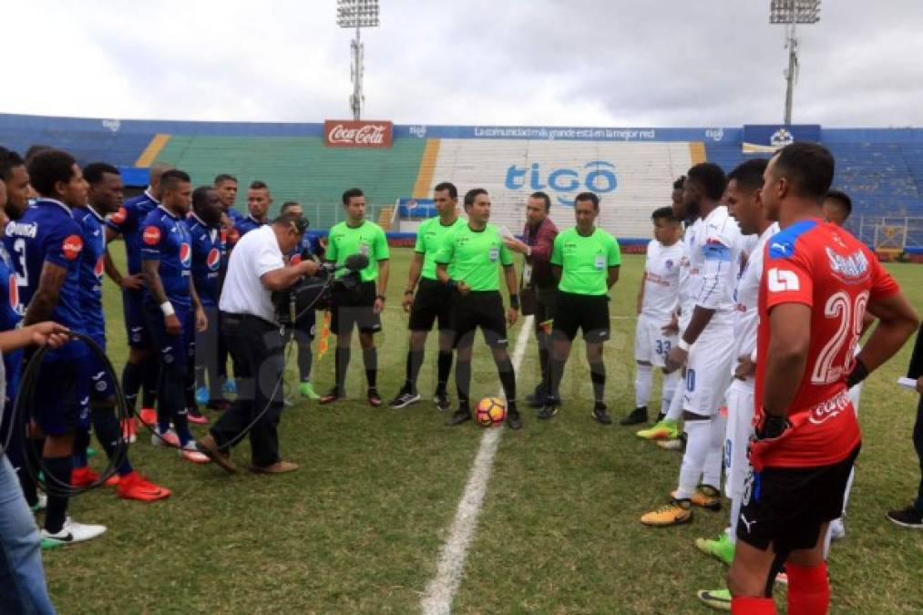 El árbitro central Said Martínez dio una pequeña charla a los jugadores antes del inicio del partido.