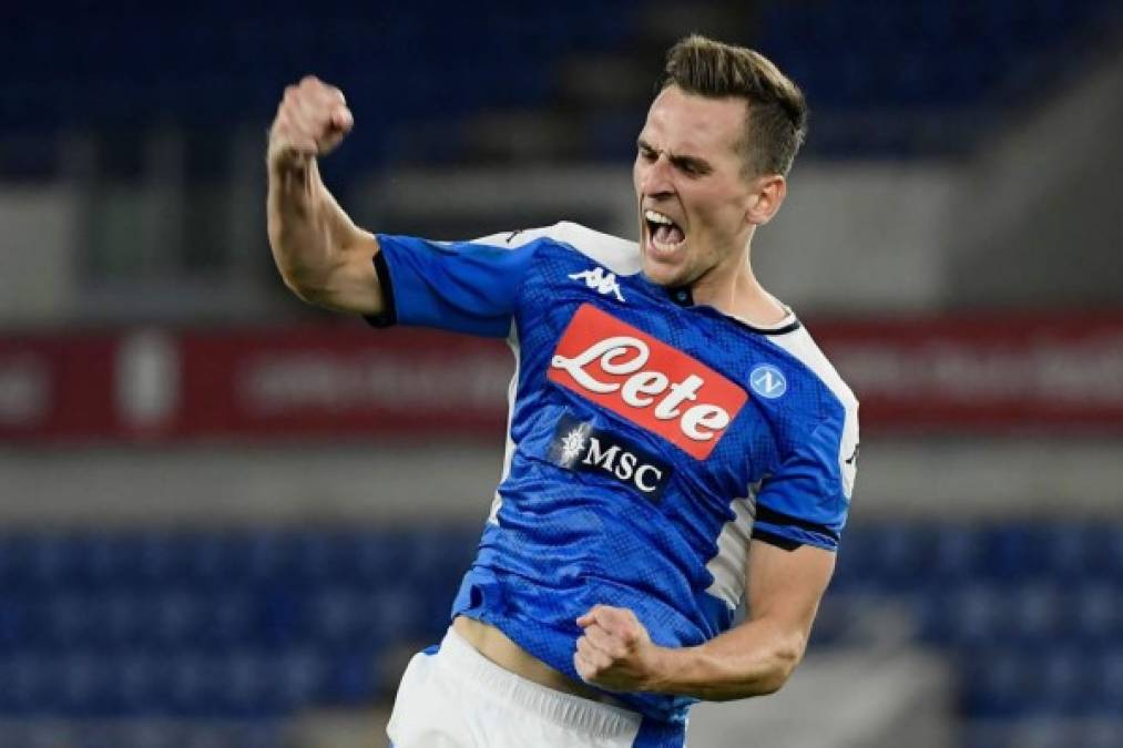 Sky Sports informa de que uno de los culebrones del mercado de verano se ha terminado. Arkadiusz Milik ha decidido quedarse en el Napoli. A pesar del interés de la Juventus, el delantero polaco ha preferido seguir, al menos una temporada más. La Roma era otro de los clubes interesados.