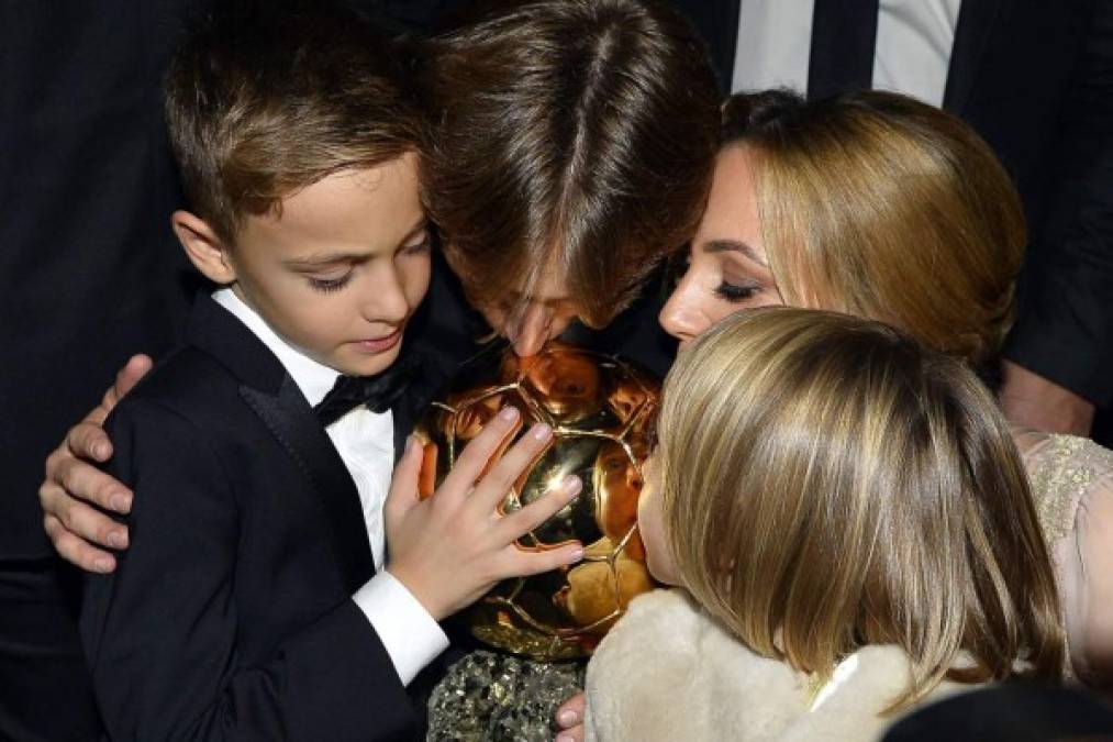Luka Modric besando el Balón de Oro junto a su esposa Vanja Bosnic, y sus hijos Ivano y Ema.