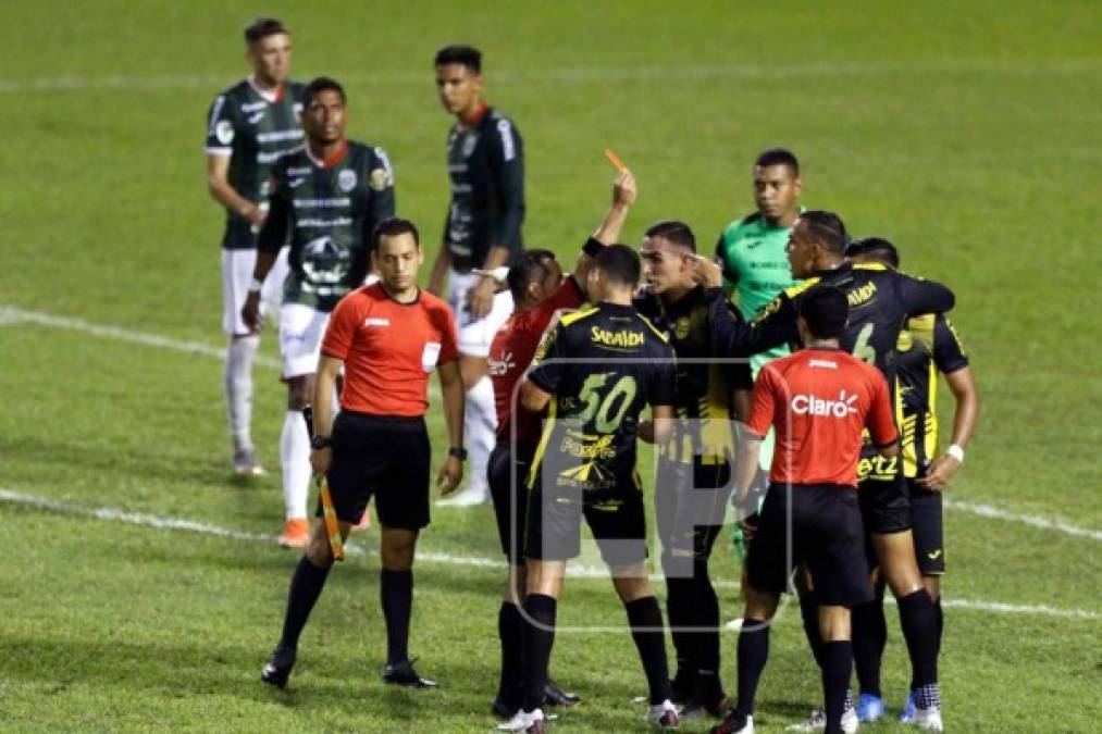 Omar Rosas enloqueció al final del partido y el árbitro Héctor Rodríguez expulsó al mexicano por sus fuertes reclamos.