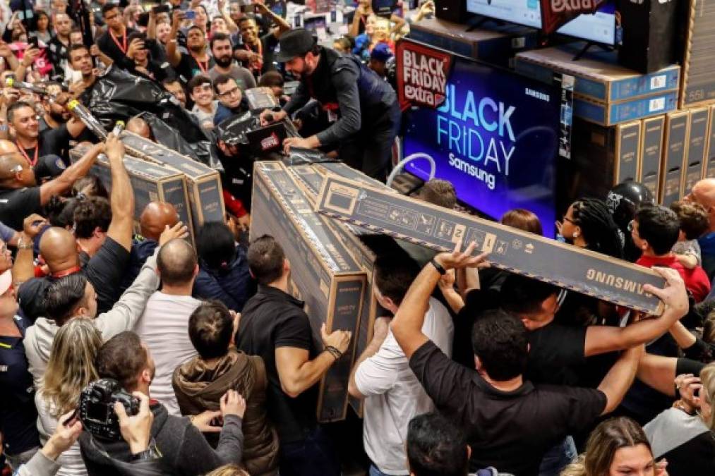 Estados Unidos celebró la festividad de Acción de Gracias y es la antesala para la fiesta consumista de cinco días en torno al Black Friday que arrastrará a medio país a gastar.<br/><br/>Miles de personas se aglomeraron en centros comerciales, grandes almacenes y supermercados de Brasil para aprovechar de forma anticipada los mejores descuentos del Viernes Negro, una fecha que cada día gana más adeptos en el país sudamericano.