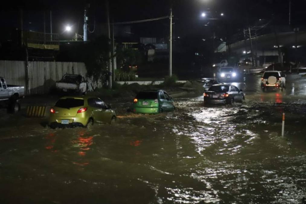 Actualmente basta una tormenta de media hora para que las calles sampedranas se aneguen.