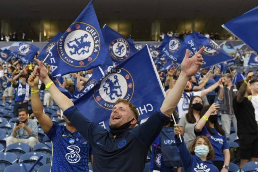 Seguidores del Chelsea en las graderías del estadio Dragao.