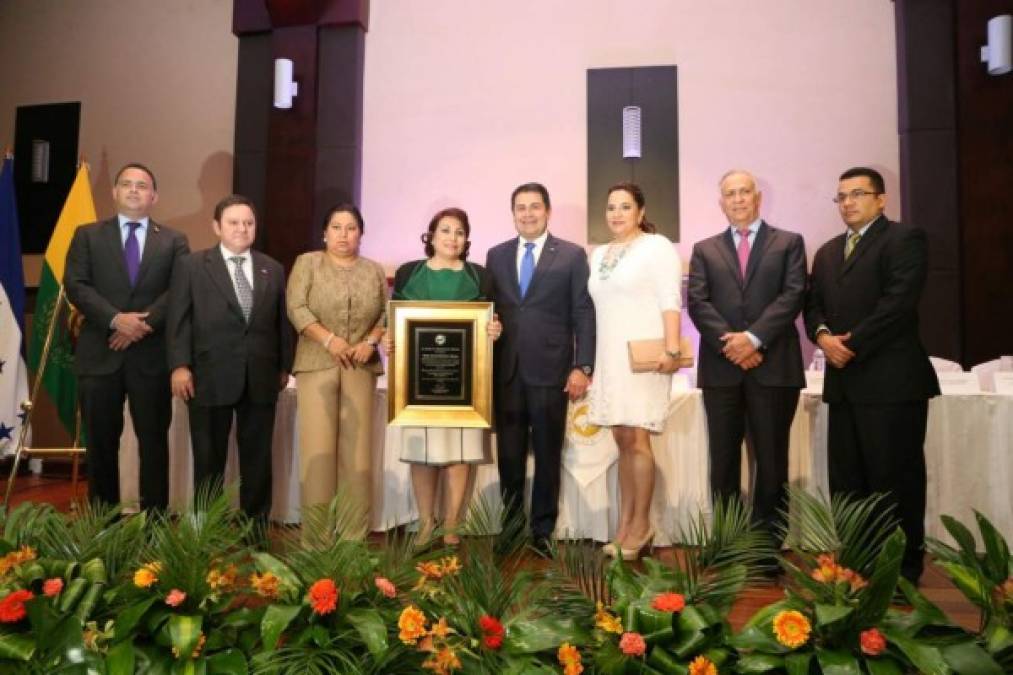 La galardonada con el premio Álvaro Contreras María Antonia de Fuentes junto al presidente de Honduras, Juan Orlando Hernández, y la primera dama Ana García. También los presidentes del Legislativo y Ejecutivo, Mauricio Oliva y Jorge Rivera Avilés.