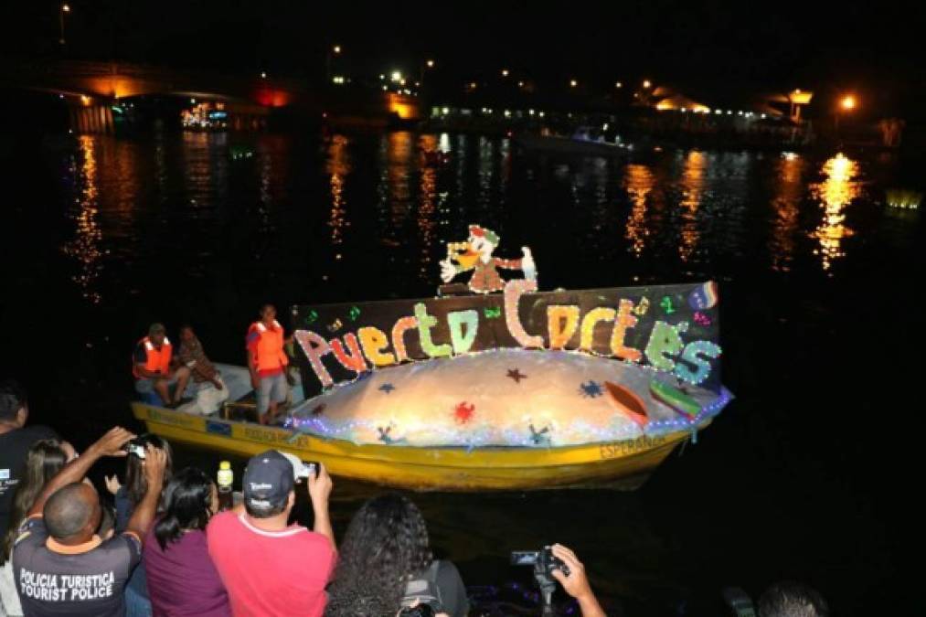 Cientos de turistas disfrutaron de la espectacular Noche Veneciana en el Malecón Puerto Caballos de Puerto Cortés como parte de la Feria Agostina.