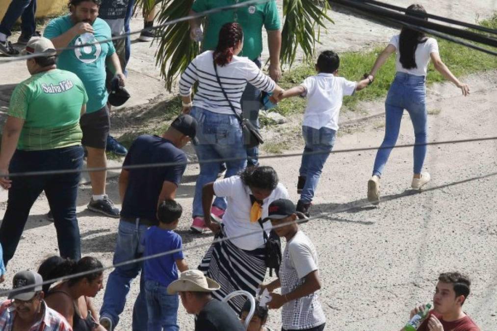 En las afueras del estadio se vivieron minutos de terror y muchos tuvieron que salir hoyendo con algunos niños.