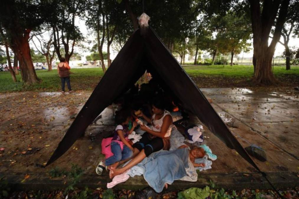 Cientos de migrantes se acomodaron en un parque de Huixtla, donde niños, mujeres embarazadas, jóvenes y ancianos durmieron en su mayoría al ras del piso.