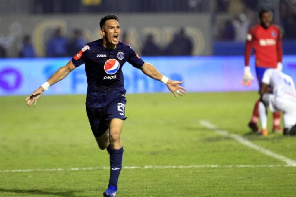 Roberto Moreira celebrando su gol, el 2-0 del Motagua contra el Olimpia.