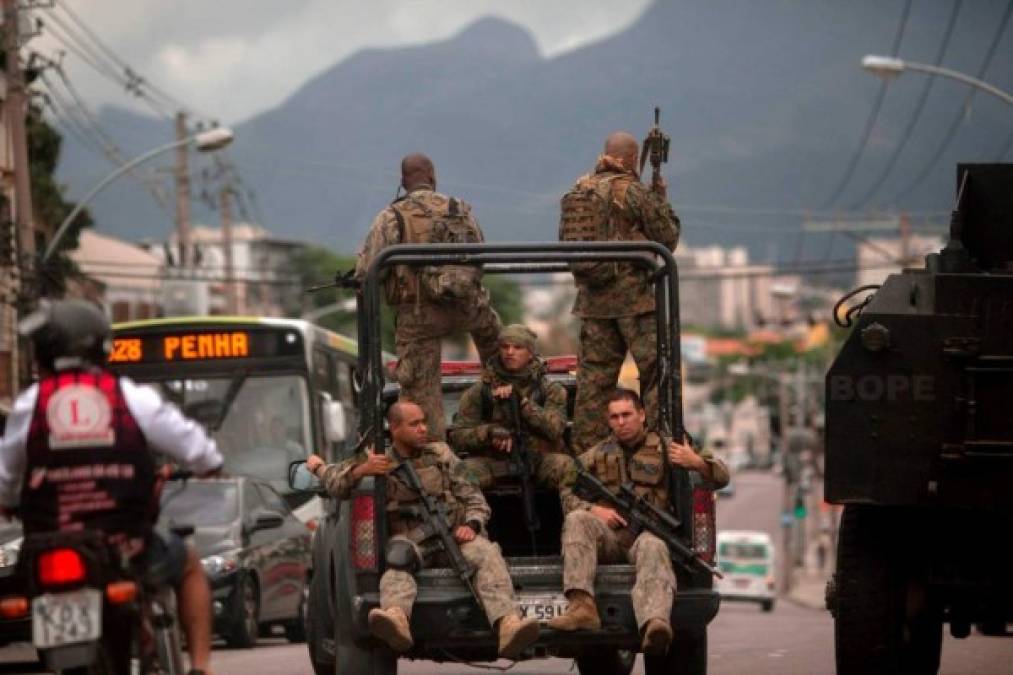 13. Brasil: Las Fuerzas Armadas brasileñas tiene el mayor número de efectivos entre los ejércitos de la región, con 219,585 soldados, y una reserva de 1,740,000 hombres. El ejército brasileño también posee la mayor cantidad de vehículos blindados de América del Sur, sumados a los vehículos blindados para el transporte de tropas y vehículos de combate.<br/><br/>Este año, el presidente estadounidense Donald Trump, se comprometió con su homólogo Jair Bolsonaro a designar a Brasil como un aliado preferente fuera de la OTAN.