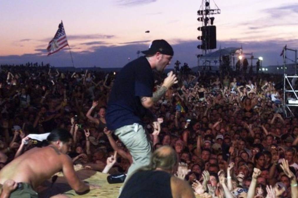 Limp Bizkit en el Woodstock de 1999, la gente estaba entregada totalmente a la banda.