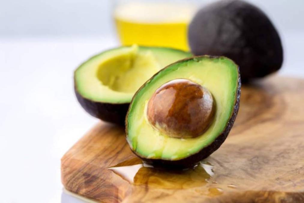 Aguacate: Además de ser delicioso, el aguacate cuenta con L-carnitina, la cual aumenta el metabolismo y la pérdida de peso. Lo mejor es que no sólo reducirás la pancita, sino que tendrás una piel suave y brillante si lo consumes una vez al día.