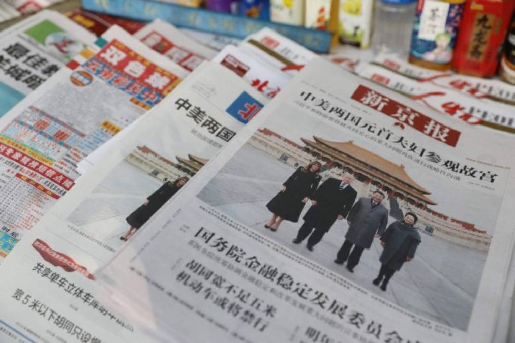Periódicos chinos dieron sus portadas a la visita del presidente de EUA Donald Trump, y su esposa, Melania, en un quiosco en Pekín.