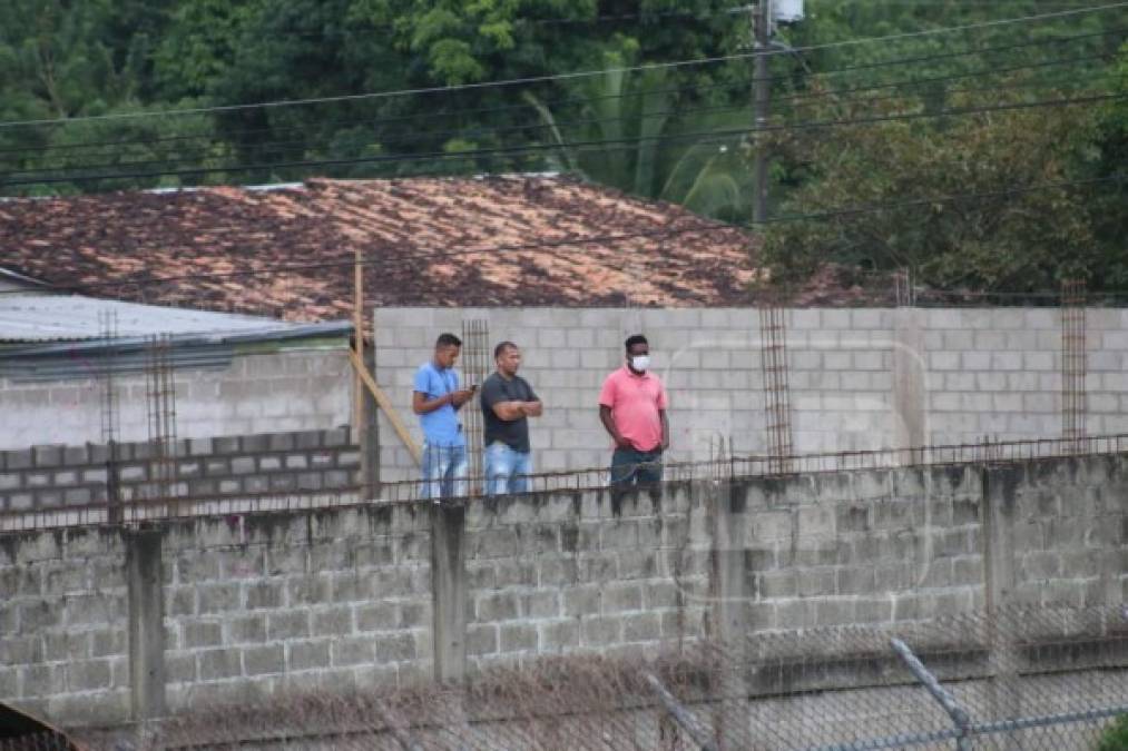 A Tocoa llegó el líder Motagua para enfrentar a la Real Sociedad y nadie se quiso perder el partido. Estos aficionados se las ingeniaronpara ver el juego.