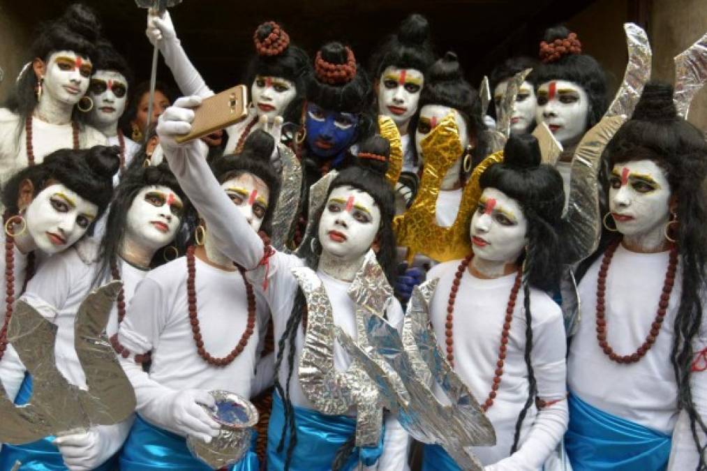 INDIA. Una selfie con el espíritu de Shiva. Escolares indias disfrazadas de la deidad hindú Shiva posan para un selfi antes de realizar su función escolar, en Amritsar.