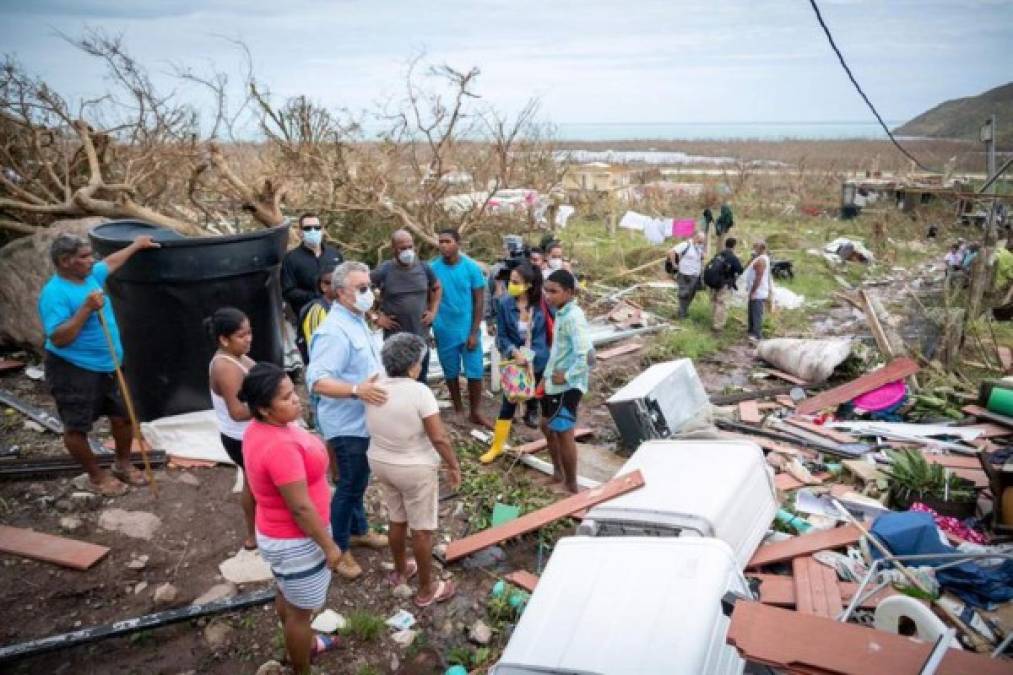 El presidente colombiano, Iván Duque, visitó este miércoles a Providencia, la isla más afectada del archipiélago, para coordinar la entrega de ayuda humanitaria y la estrategia de atención en salud y reconstrucción del lugar.<br/>