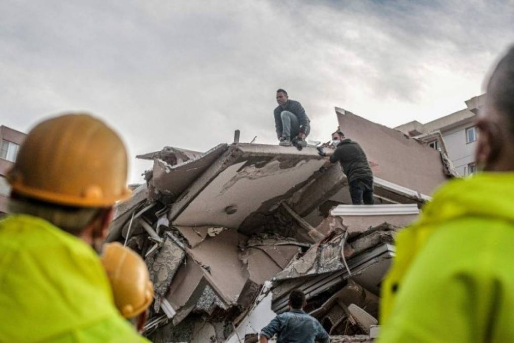 'Algunos de nuestros conciudadanos están atrapados bajo los escombros', añadió el ministro de Medioambiente, Murat Kurum.