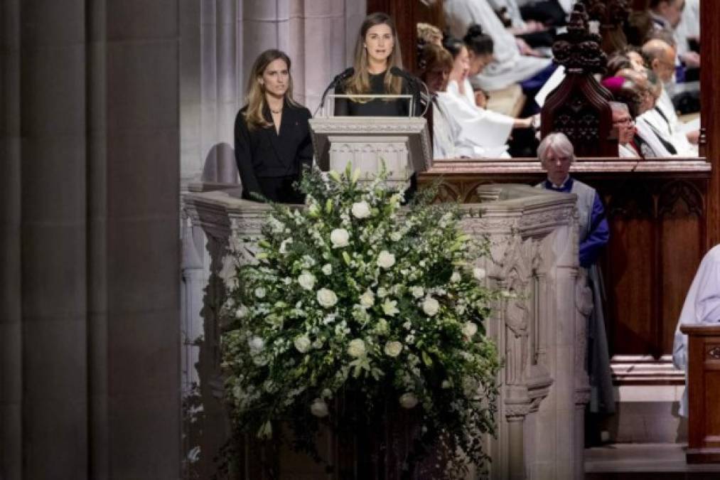 Lauren y Ashley Bush, hijas mayores de Neil Bush, también se mostraron muy afectadas por la muerte de su abuelo.