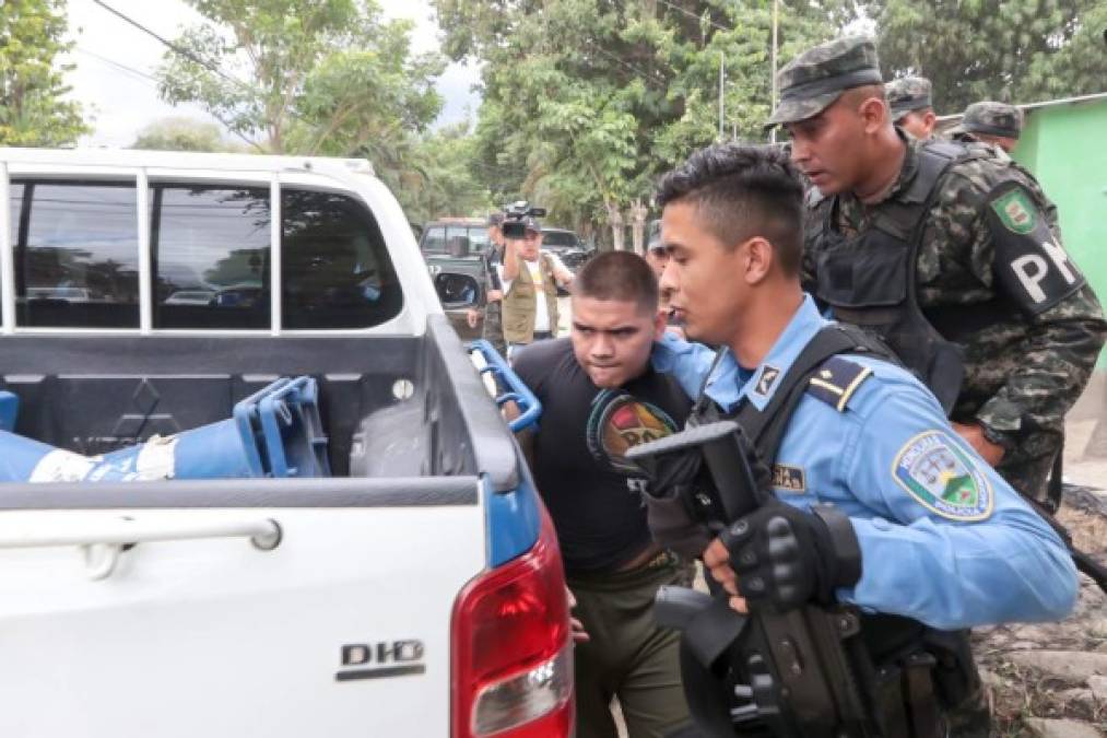 En una de las casas de la colonia Suyapa se capturaron a los tres jóvenes sospechosos de robar el auto.