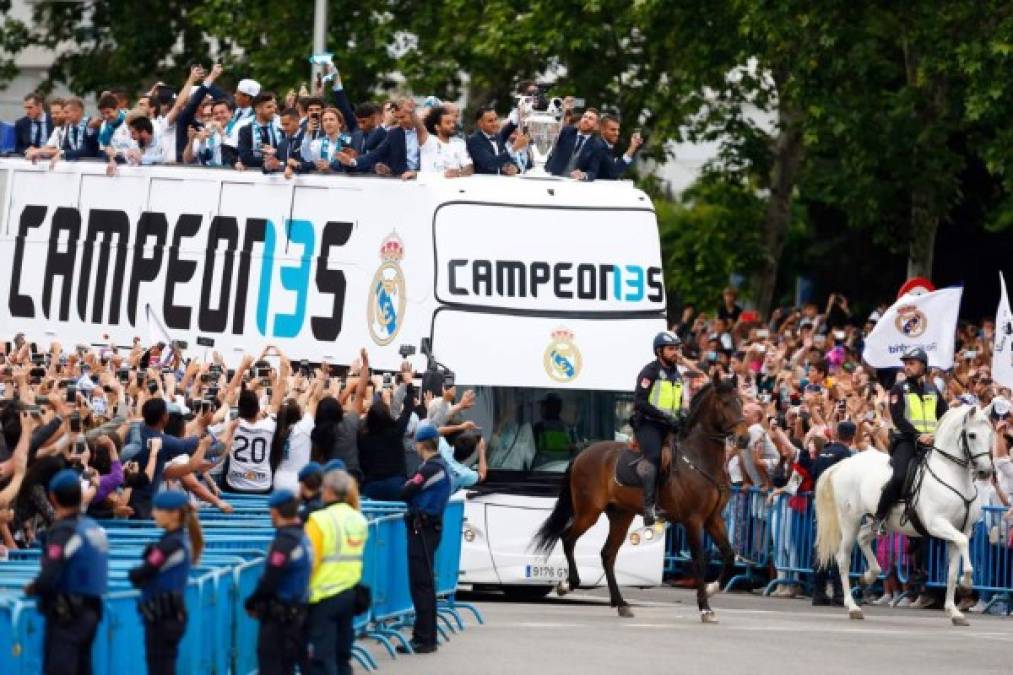 La plantilla del Real Madrid ofreció la decimotercera Champions League a su afición en las calles de Madrid.