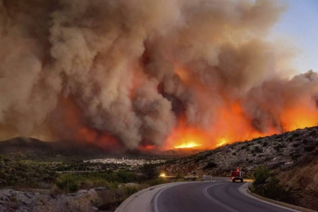 GRECIA. Isla de Quíos bajo las llamas. Densa nube de humo sobre el pueblo de Lithi, durante un incendio forestal en la isla de Quíos. Foto: EFE/Kostas Koyrgias
