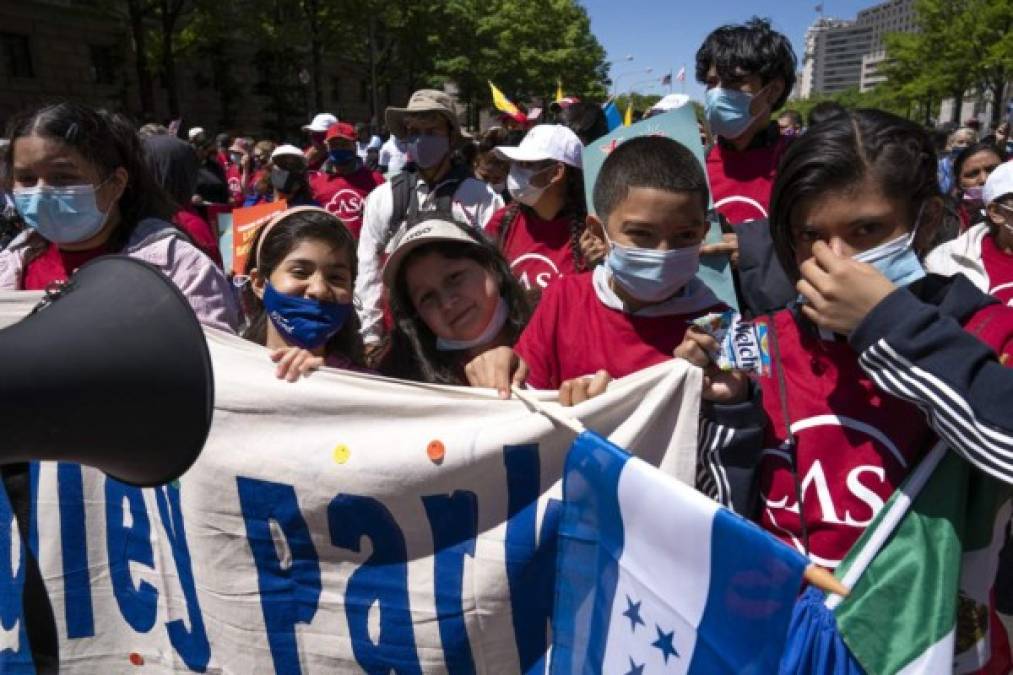 Estados Unidos: Centenares de personas, en su mayoría inmigrantes, reclamaron en Washington al presidente Joe Biden y al Senado una vía para regularizar y permitir que 11 millones de indocumentados obtengan su ciudadanía y ratificaron el aporte de la migración a la fuerza laboral del país.