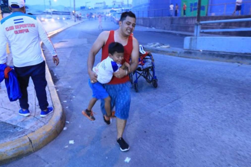 "Padres de familia corriendo con niños en brazos por la penosa acción de la Policía."
