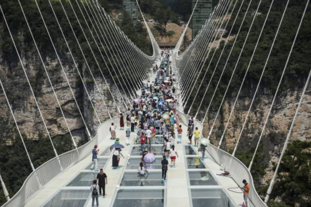 Diseñado por el arquitecto israelí Haim Dotan, el puente de seis metros de ancho une dos acantilados de la montaña Tianmen ('Puerta del Cielo') a través de 99 paneles con tres capas de cristal, y está preparado para que sobre él circulen hasta 800 personas a la vez. Los constructores probaron su resistencia al hacer circular sobre él un camión de dos toneladas, e incluso se pidió a varias personas que golpearan su suelo con martillos y toda la fuerza posible, también con el fin de mostrar su dureza.