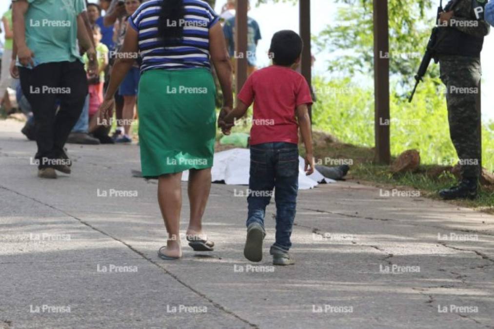 Hasta la escena del doble crimen llegaron los familiares y personal de Medicina Forense del Ministerio Público.