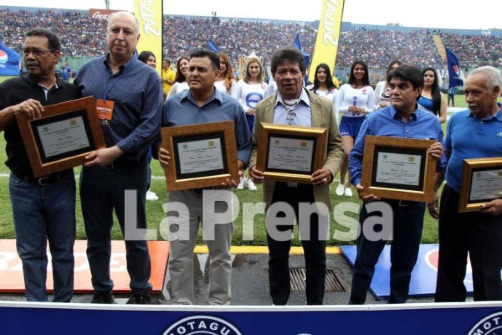 Varios personajes del fútbol hondureño recibieron un reconocimiento por parte de la Liga Nacional.