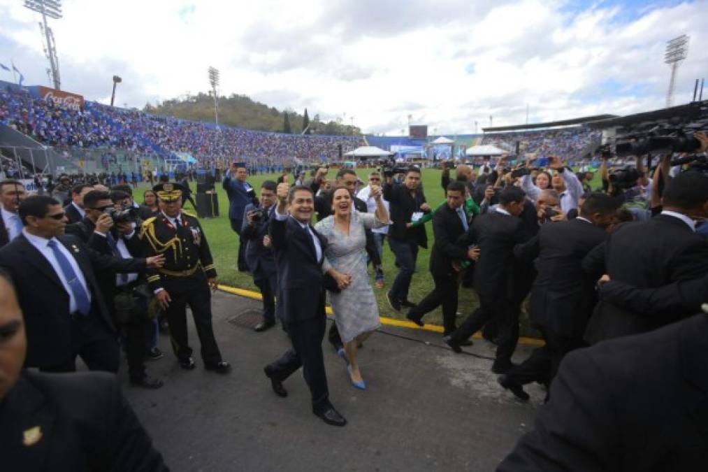 La pareja presidencial de Honduras llegó al Estadio Nacional que se muestra abarrotado por la toma de posesión de Juan Orlando Hernández.