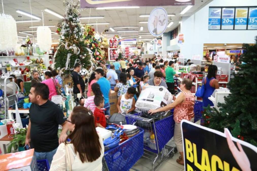 Las largas filas se extendían hasta el final de las tiendas.