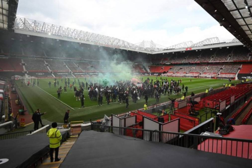 Las imágenes del interior de Old Trafford emitidas por Sky mostraban a los hinchas paseando por la hierba, enarbolando banderines de córner unos, jugando a la pelota otros, haciendo fotos o lanzando bombas de humo.