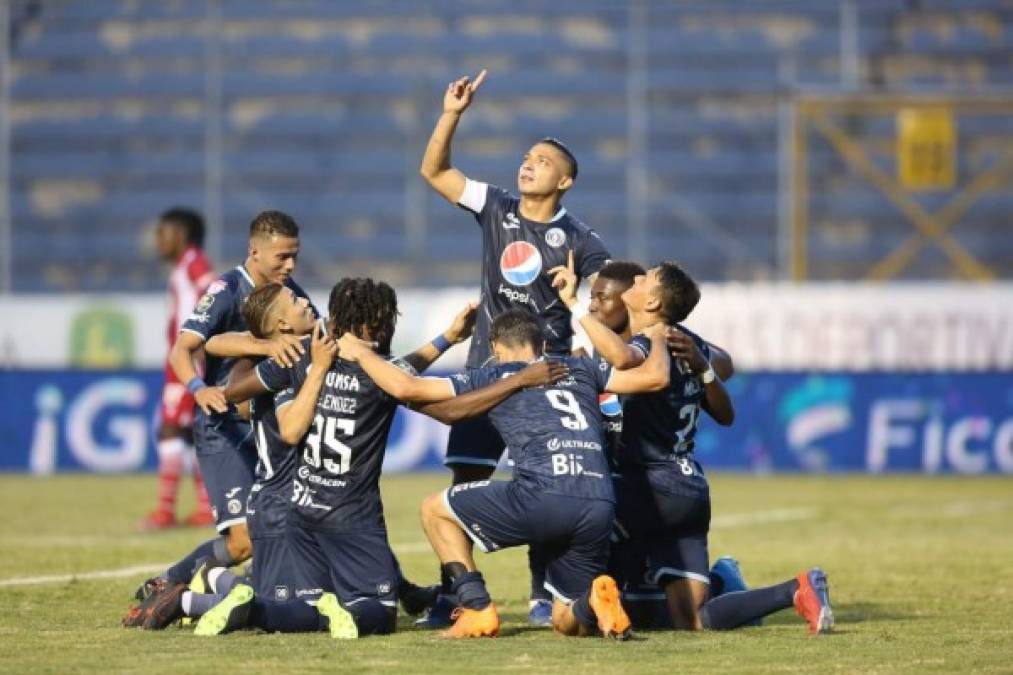 Los jugadores del Motagua celebrando el gol de Klusener.