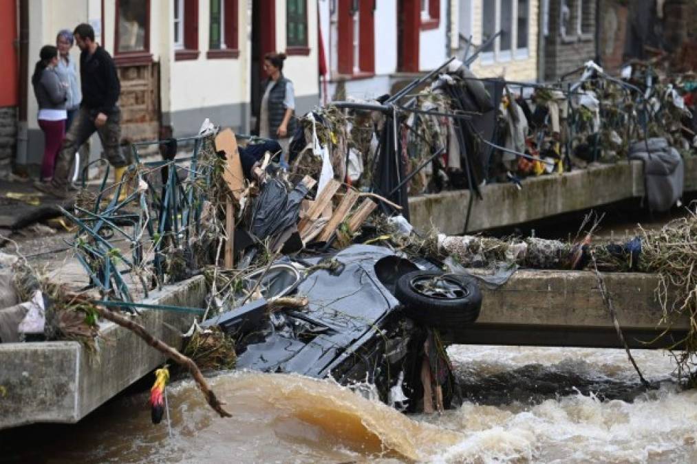 Cerca de Colonia, parte del municipio de Erfstadt se desplomó literalmente tras un deslizamiento de tierra este viernes, dejando un enorme cráter. Las autoridades locales indicaron que hubo 'varios muertos'.