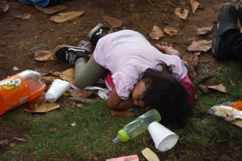 Los niños ya comienzan a resentir el cansancio tras seis de viaje.