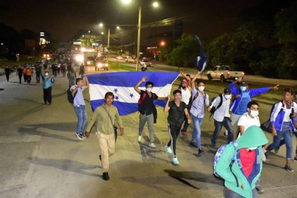 En su trayecto aún se toparán con varios controles policiales dentro de Guatemala antes de llegar a la frontera con México, que ya adelantó que 'no permitirá el ingreso irregular de caravanas de personas migrantes' y desplegó 500 agentes en Chiapas y Tabasco, estados fronterizos con Guatemala.<br/>