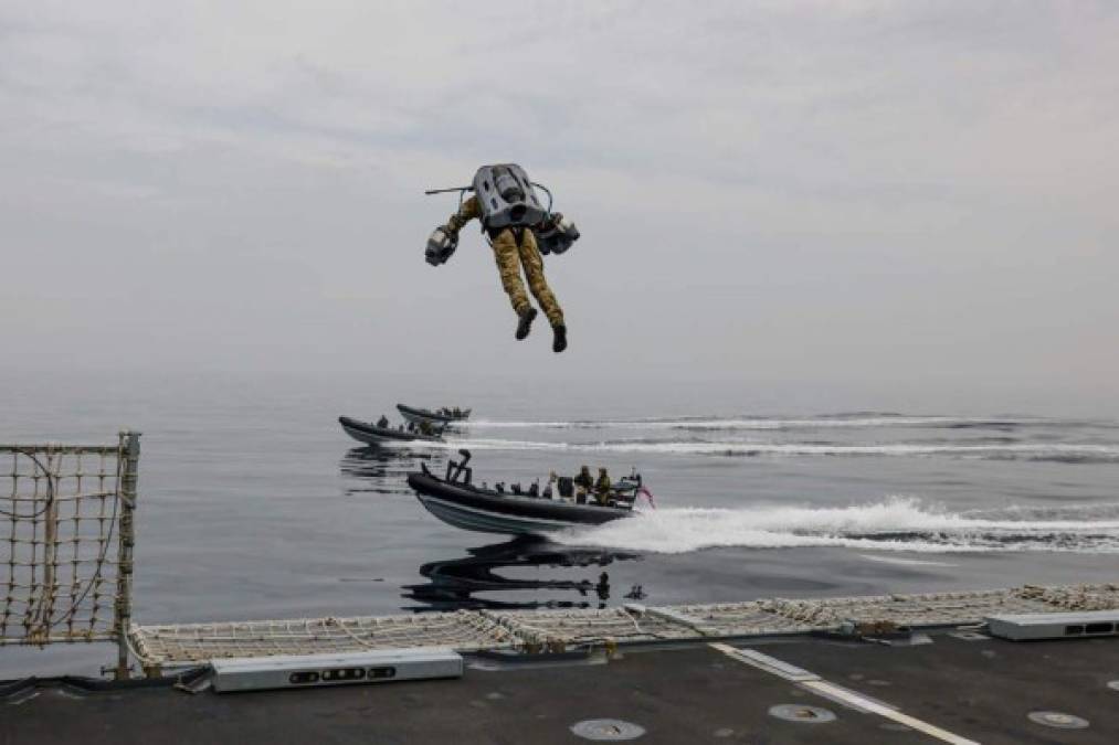 El traje da nuevas opciones para el despliegue táctico en barcos que son capturados por piratas, permitiendo a los Marines aterrizar en cualquier parte del buque sin necesidad de helicópteros.