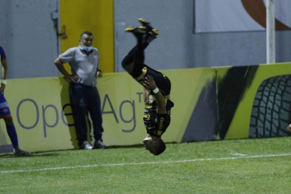 Secuencia del tremendo festejo del mexicano Omar Rosas tras su golazo contra la UPN.