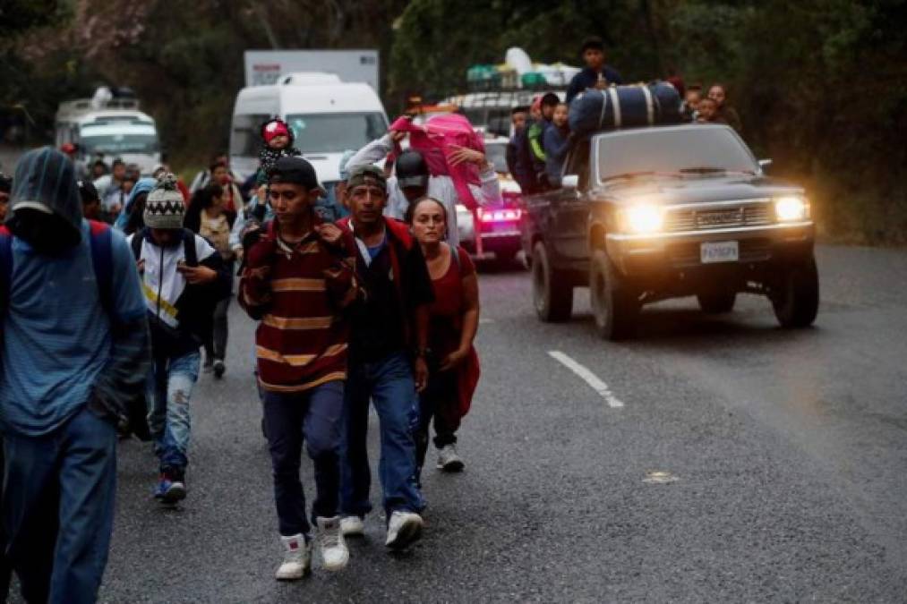 Varios conductores guatemaltecos se detienen en la carretera para ofrecer un aventón a los migrantes hondureños.