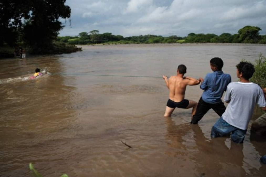 'La misma necesidad lo hace a uno correr todos estos peligros, yo no vengo a quedarme en El Salvador, quiero alcanzar la caravana de mis paisanos en Guatemala y yo estoy dispuesto a caminar hasta Estados Unidos', dijo Erik García, que cargaba una pequeña mochila al hombro en donde llevaba unos pocos alimentos.