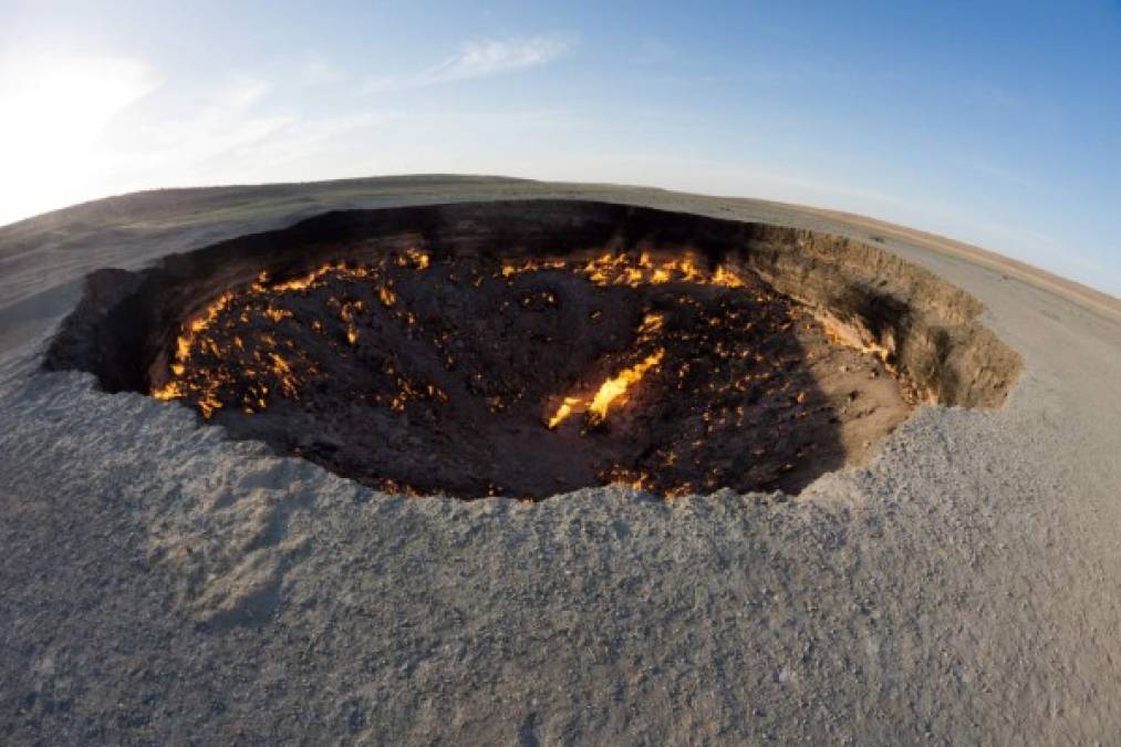 Una de las mayores rarezas pero bellezas naturales de Turkmenistán es sin duda el pozo de Darvaza o cráter de Darvaza o mejor conocido como puerta al infierno, es una antigua prospección de gas ubicada en el desierto de Karakum, cerca de la pequeña aldea de Darvaza, en Turkmenistán. <br/><br/>El desierto, que ocupa el 70% del país o 350.000 km², ​ es muy rico en petróleo y gas natural, por lo que el gas, el agua y la sal han sido gratis desde el año 1991, pero este beneficio terminará el primero de enero 2019, con un pago considerable como medida para promover el uso racional de los mismos.