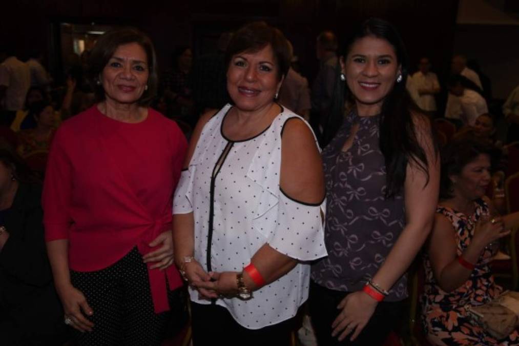 Martha Gonzales, Rosibel Villela y Pamela Ochoa.