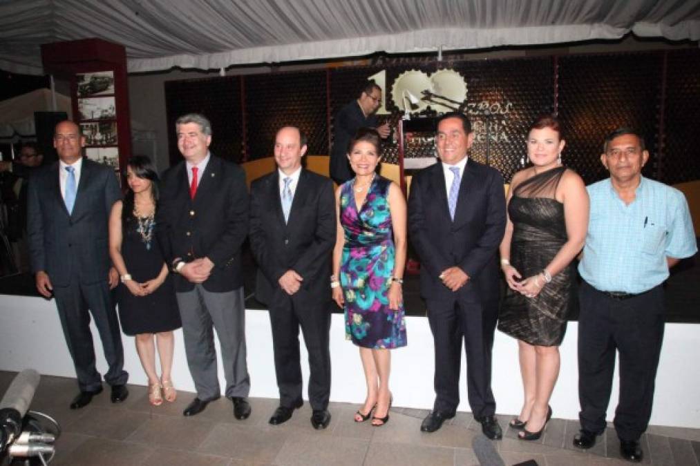 Roberto Álvarez, Claudia Díaz, Juan Carlos García, Boyce Lloyd, Hilda Hernández, Antonio Rivera, Aline Flores y Danilo Sandoval.