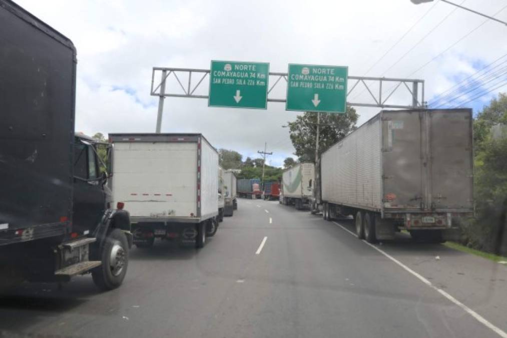 Los dueños de vehículos de transporte de carga pesada de la zona norte de Honduras se unieron al paro de unidades que desde el pasado lunes inició en Tegucigalpa.