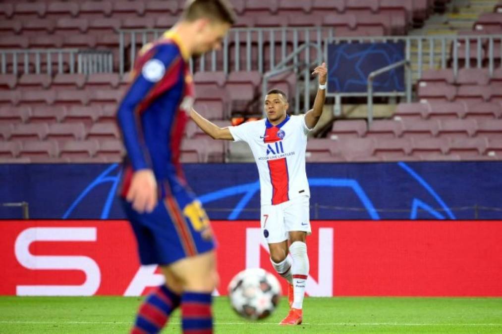 Mbappé celebrando su tercer gol del partido y el cuarto del PSG.