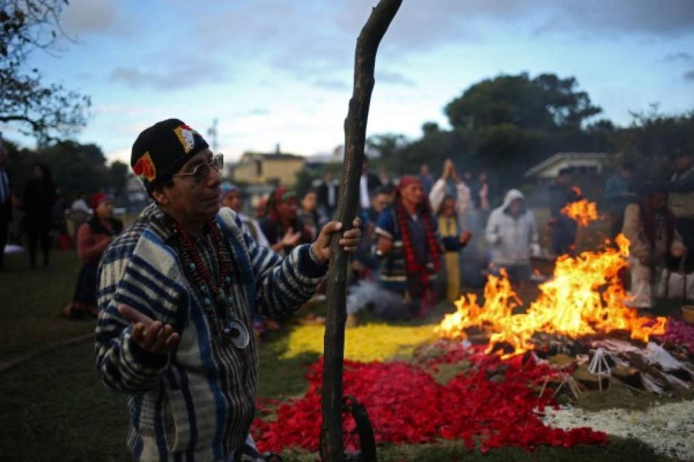 Guatemala. Recuerdan 21 años de acuerdos de paz. Guías espirituales y sacerdotes mayas conmemoran los 21 años de la firma de los Acuerdos de Paz en el sitio arqueológico de Kaminal Juyu.